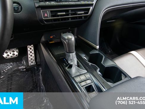 Used 2025 Toyota Camry SE image 27