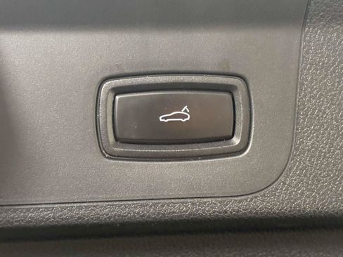 Used 2018 Porsche Panamera 4 AWD/4WD image 40