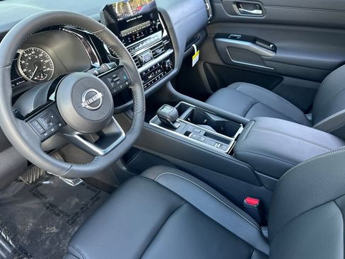 New 2025 Nissan Pathfinder SL image 12