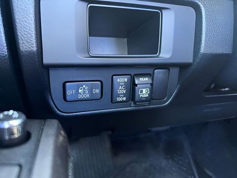 Used 2017 Toyota Tacoma TRD Off-Road w/ Premium & Technology Package AWD/4WD image 20