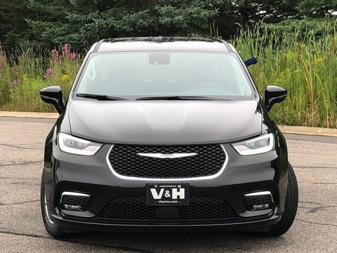 Used 2024 Chrysler Pacifica Touring-L image 30