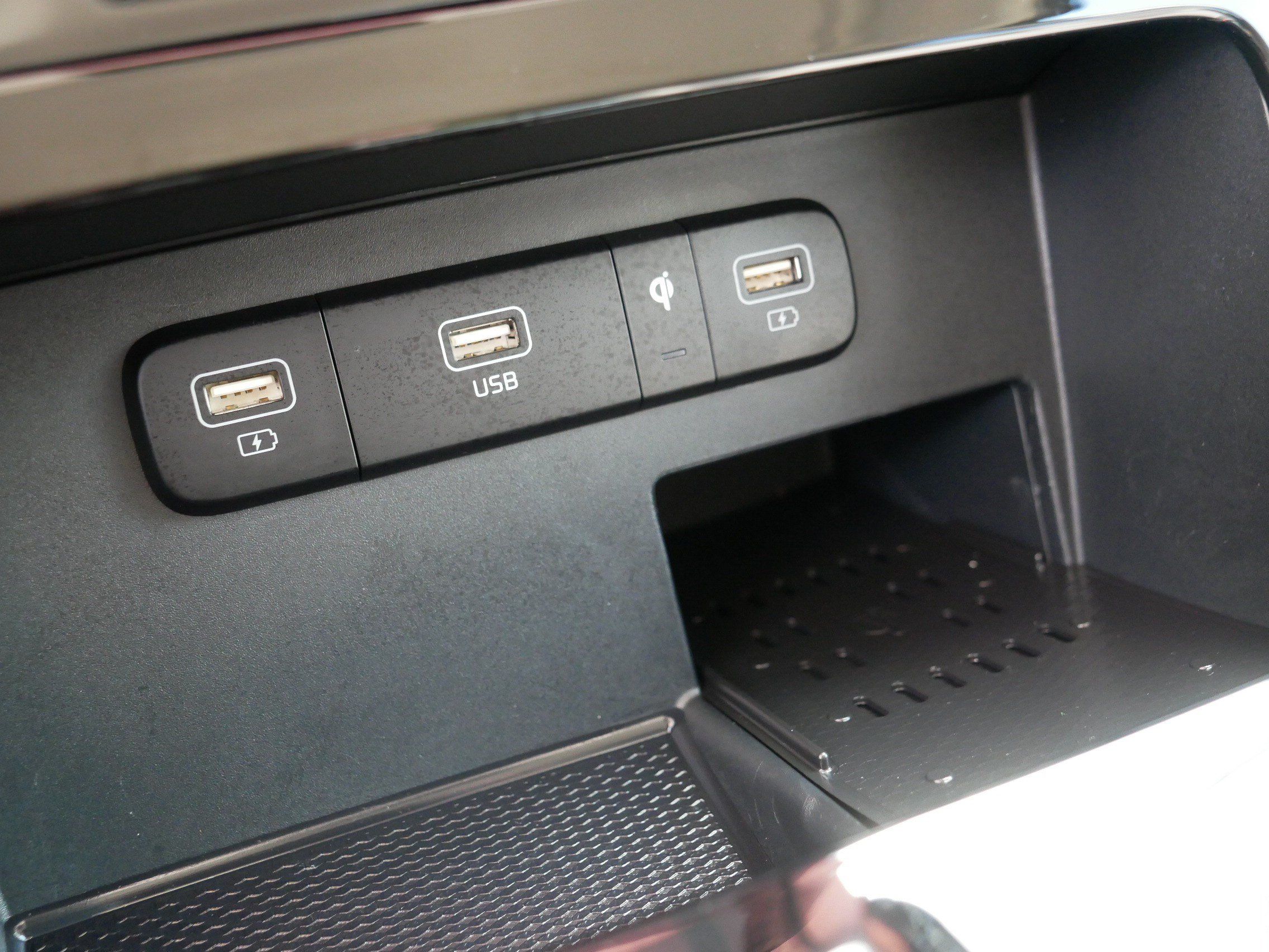 Certified 2023 Kia Carnival EX FWD image 33