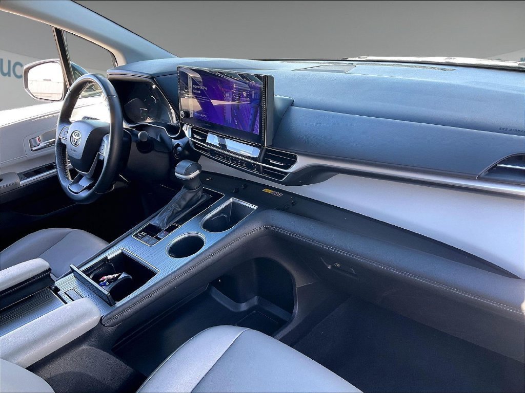 Used 2025 Toyota Sienna XLE FWD image 13