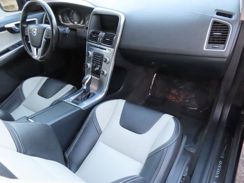 Used 2017 Volvo XC60 T6 Dynamic w/ Climate Package image 21