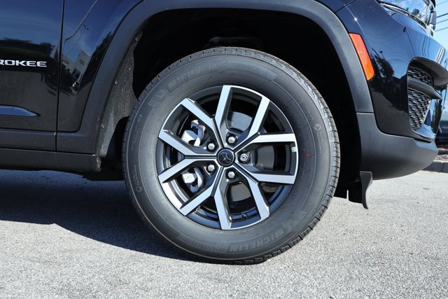 New 2027 Jeep Grand Cherokee Laredo X RWD image 5