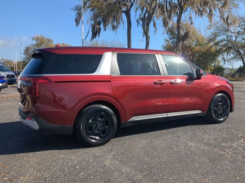 Used 2025 Kia Carnival image 3