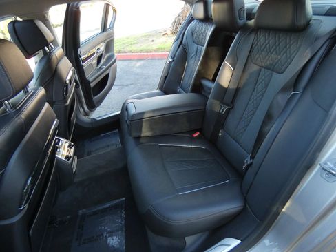 Used 2020 BMW 750i xDrive w/ Executive Package image 51