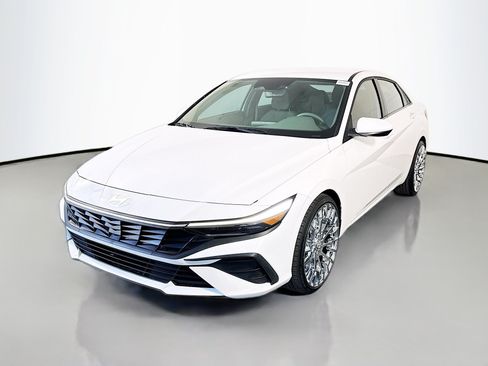 Used 2025 Hyundai Elantra SE FWD image 4