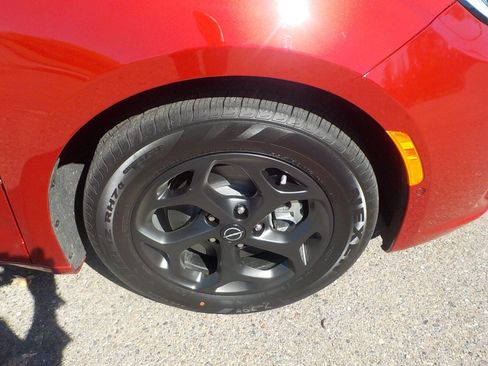 Used 2025 Chrysler Pacifica Premium image 4