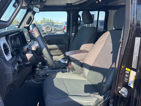 Used 2025 Jeep Wrangler Sahara image 6