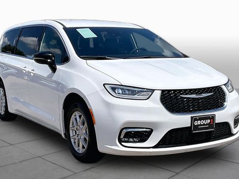 Used 2025 Chrysler Pacifica Select FWD image 3