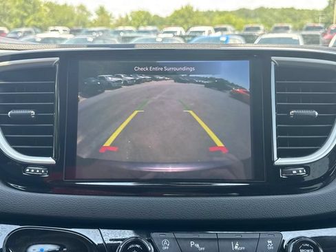 Used 2023 Chrysler Pacifica Touring-L FWD image 25