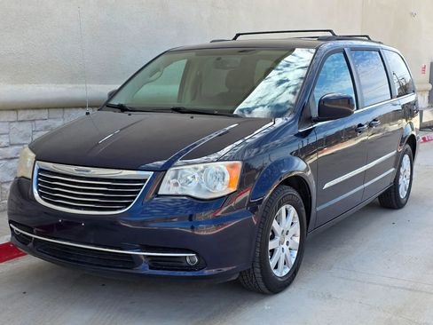 Used 2014 Chrysler Town & Country Touring image 8