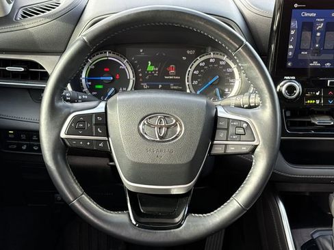 Used 2022 Toyota Highlander Limited FWD image 15