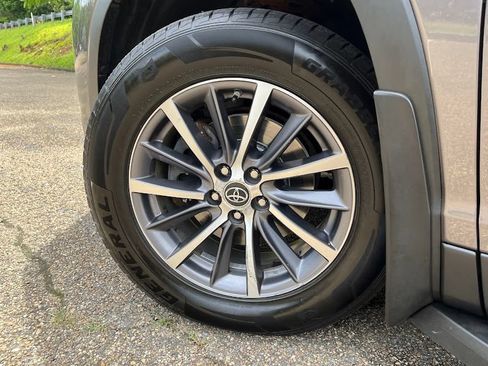 Used 2019 Toyota Highlander XLE AWD/4WD image 54