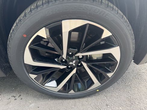 New 2025 Mitsubishi Outlander SE image 9