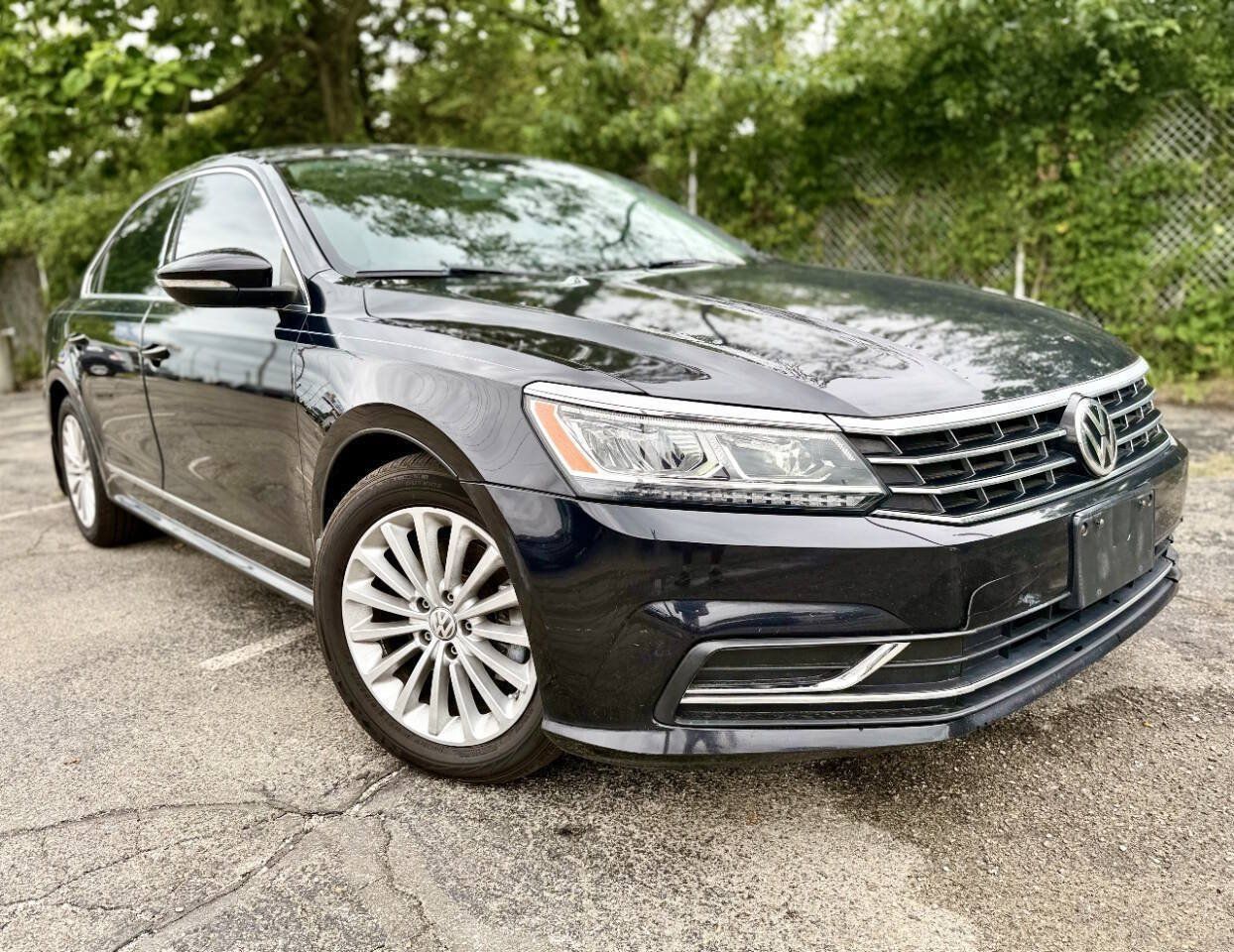 Used 2017 Volkswagen Passat 1.8T SE w/ SE Lighting Package FWD image 1