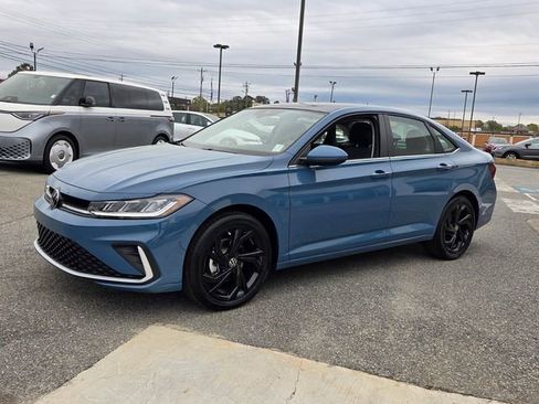 New 2026 Volkswagen Jetta SE FWD image 3
