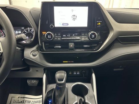 Used 2025 Toyota Highlander XLE image 25