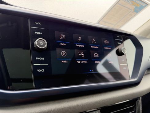 Used 2023 Volkswagen Taos SE w/ Panoramic Sunroof Package FWD image 18