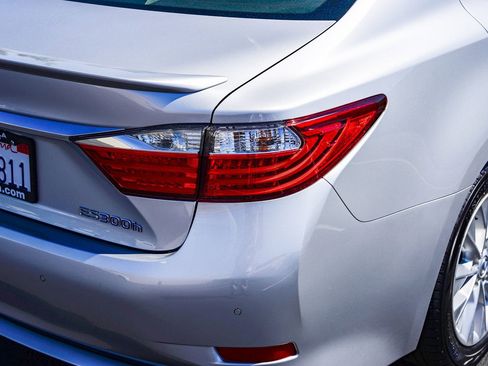 Used 2014 Lexus ES 300h w/ Luxury Package w/Bamboo Trim image 8