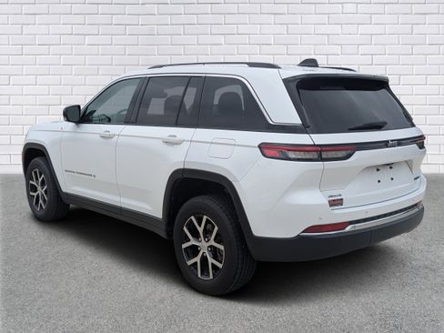 Used 2023 Jeep Grand Cherokee Limited AWD/4WD image 3