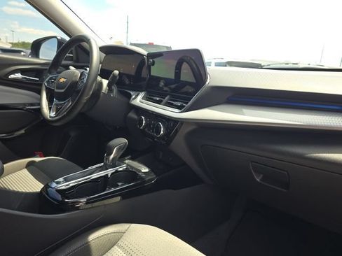 Used 2024 Chevrolet Trax LT w/ Sunroof Package FWD image 20