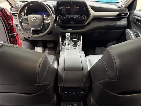 Used 2021 Toyota Highlander Limited image 26