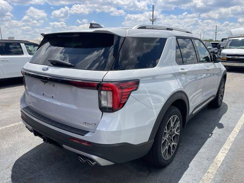Used 2025 Ford Explorer Platinum w/ Ultimate Package AWD/4WD image 12