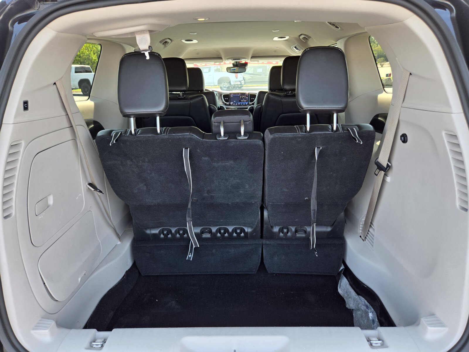 Used 2024 Chrysler Pacifica Limited FWD image 17
