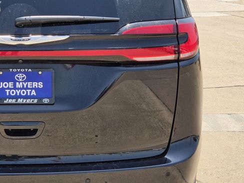 Used 2024 Chrysler Pacifica Touring-L FWD image 9