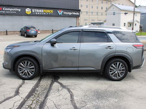 Used 2022 Nissan Pathfinder SL w/ SL Premium Package AWD/4WD image 2
