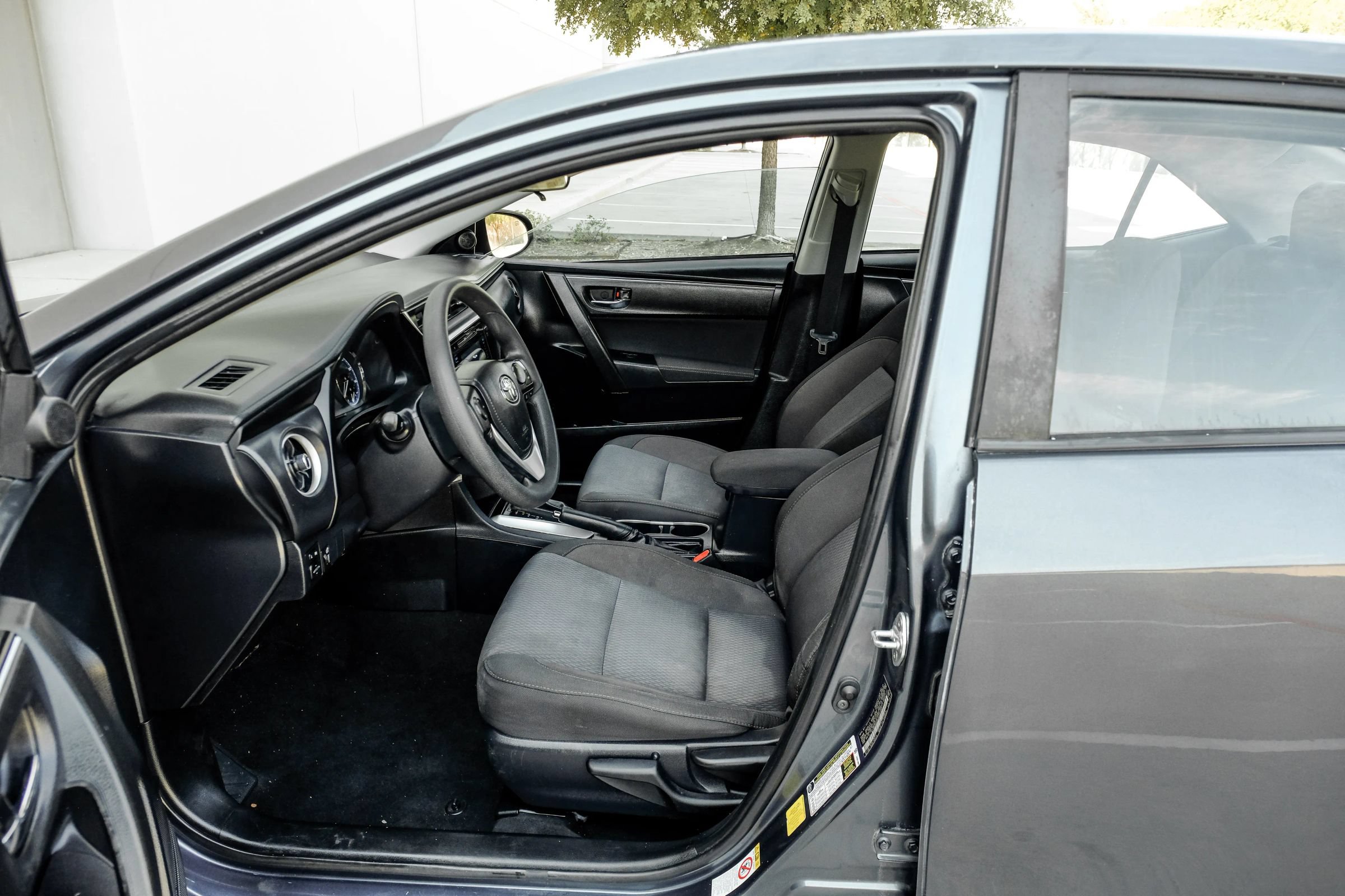Used 2018 Toyota Corolla LE FWD image 4