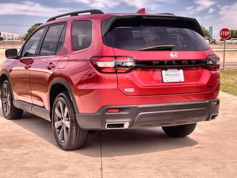 Certified 2025 Honda Pilot Sport image 5