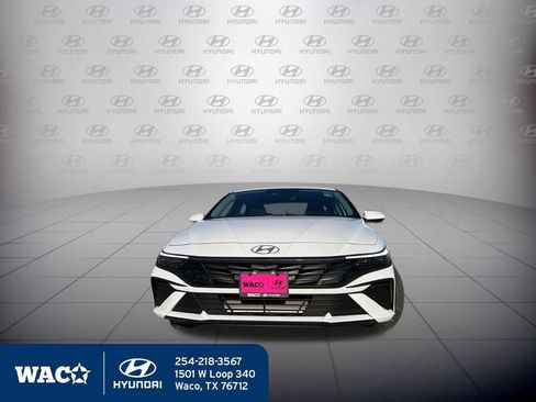 Used 2025 Hyundai Elantra SE image 2