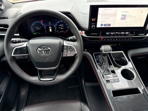Used 2025 Toyota Sienna XSE w/ XSE Premium Package image 16