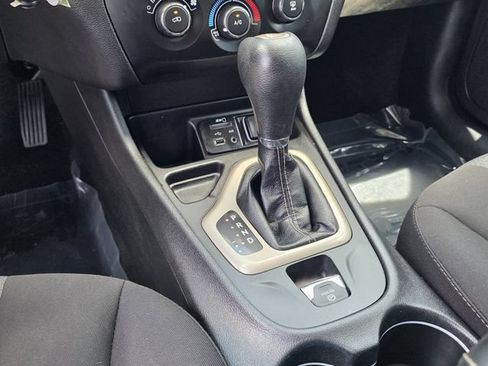 Used 2018 Jeep Cherokee Latitude FWD image 20