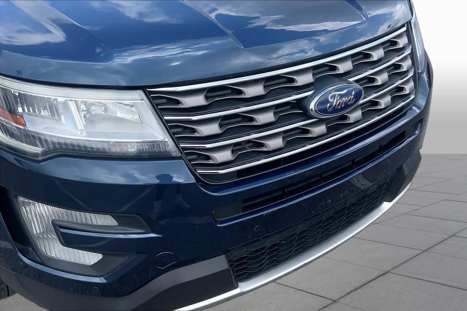 Used 2016 Ford Explorer XLT w/ Equipment Group 202A AWD/4WD image 30