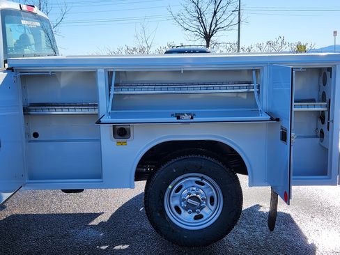 New 2026 Ford F250 XL w/ XL Chrome Package image 11