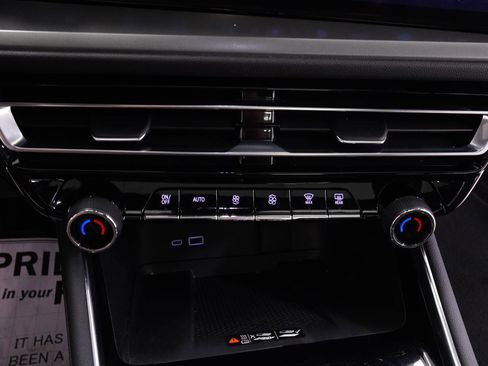 Used 2024 Chevrolet Traverse LT FWD image 36