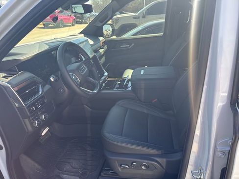 Used 2026 GMC Yukon Denali w/ Sun & Power Step Package image 9