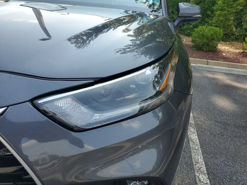 Used 2021 Toyota Highlander XLE FWD image 4
