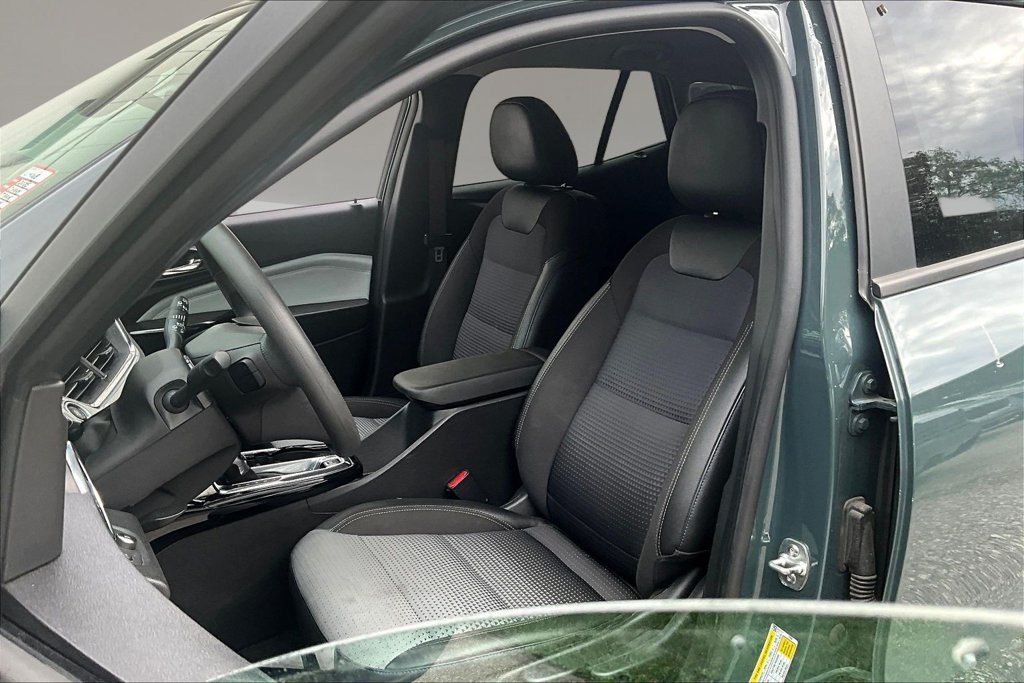 Used 2025 Chevrolet Trax LT FWD image 19
