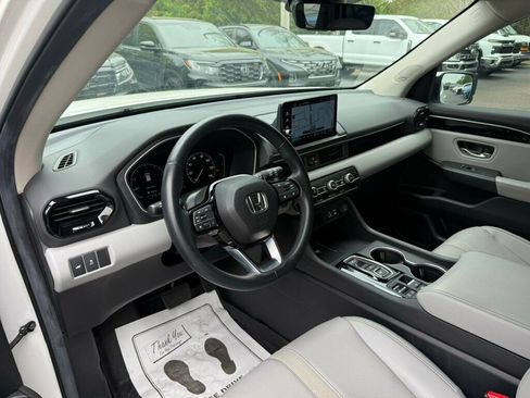 Used 2025 Honda Pilot Touring image 3