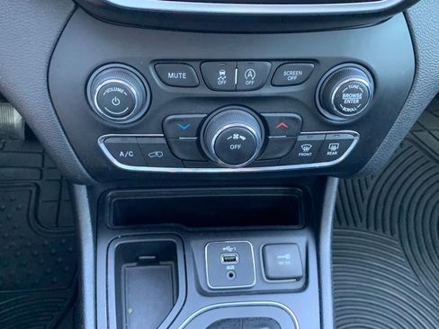 Used 2019 Jeep Cherokee Latitude Plus image 25