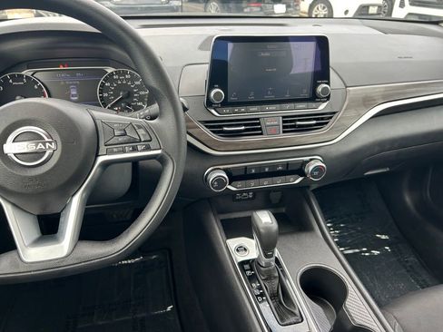 Used 2025 Nissan Altima 2.5 SV FWD image 16