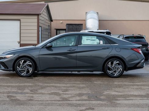 New 2025 Hyundai Elantra Limited image 4