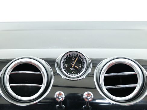 Used 2019 Bentley Bentayga image 34