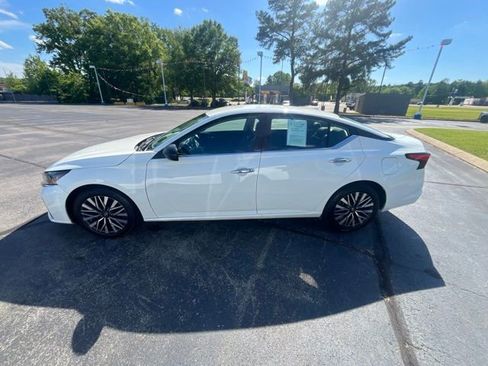 Used 2025 Nissan Altima 2.5 SV FWD image 4