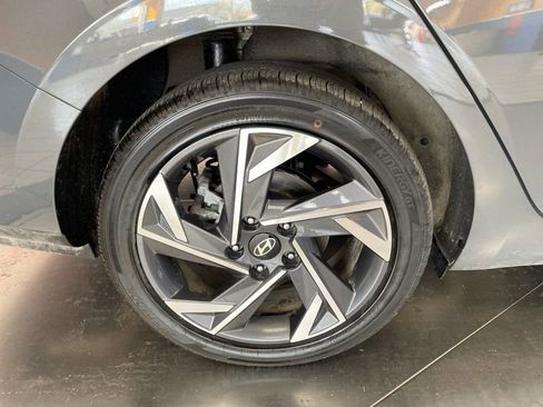 Used 2025 Hyundai Elantra SEL FWD image 9